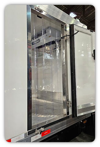 Cortina de PVC polar instalada em entrada de câmara fria de frigorífico