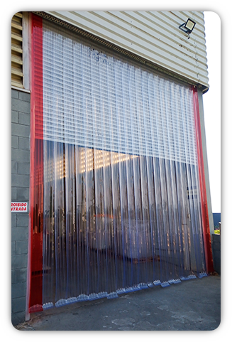 Cortina de PVC cristal em portão de carga e descarga