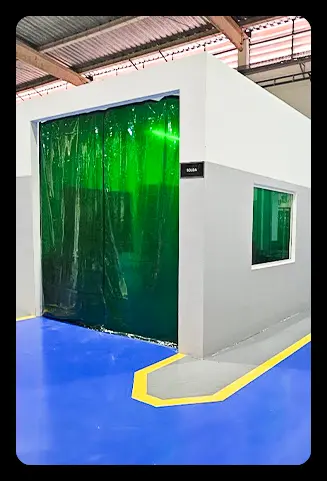 Cabine fechada com cortina verde para solda