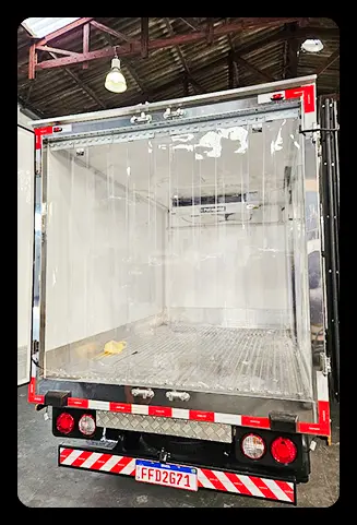 Cortina frigorífica instalada na traseira de baú refrigerado