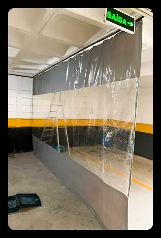 Cabine de pintura automotiva com cortina cinza e cristal