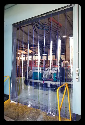 Cortina de PVC cristal em entrada de fábrica
